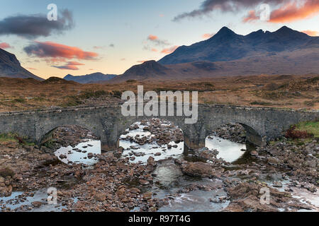 Die alte Brücke bei Sligachan auf der Insel Skye in Schottland Stockfoto