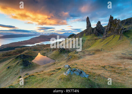 Schönen Sonnenaufgang auf dem alten Mann von Storr in der Nähe von Portree auf der Insel Skye in Schottland Stockfoto