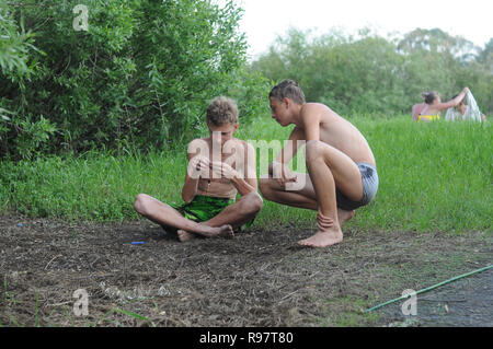 Kovrov, Russland. 15. Juni 2013. Nachbarschaften der Stadt Kovrov, See (Teich) Gidromut. Jugendlich Reparaturen Fanggeräte Stockfoto