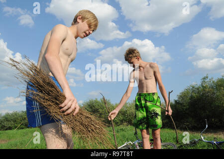 Kovrov, Russland. 15. Juni 2013. Nachbarschaften der Stadt Kovrov, See (Teich) Gidromut. Teens kindle Lagerfeuer kochen Fisch Stockfoto