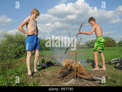 Kovrov, Russland. 15. Juni 2013. Nachbarschaften der Stadt Kovrov, See (Teich) Gidromut. Teens kindle Lagerfeuer kochen Fisch Stockfoto