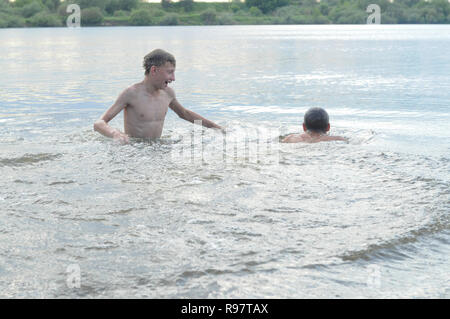 Kovrov, Russland. 15. Juni 2013. Nachbarschaften der Stadt Kovrov, See (Teich) Gidromut. Teens Schwimmen im See Stockfoto