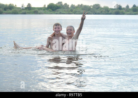 Kovrov, Russland. 15. Juni 2013. Nachbarschaften der Stadt Kovrov, See (Teich) Gidromut. Teens Schwimmen im See Stockfoto