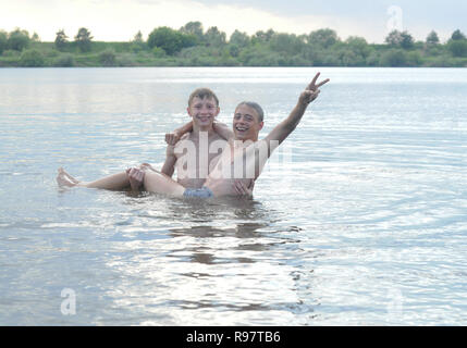 Kovrov, Russland. 15. Juni 2013. Nachbarschaften der Stadt Kovrov, See (Teich) Gidromut. Teens Schwimmen im See Stockfoto