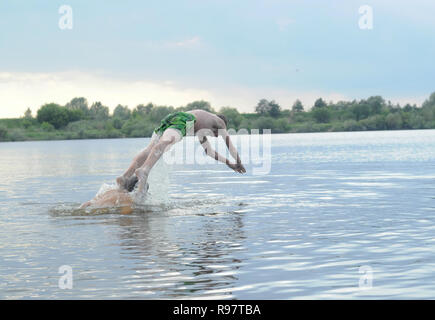 Kovrov, Russland. 15. Juni 2013. Nachbarschaften der Stadt Kovrov, See (Teich) Gidromut. Teens Schwimmen im See Stockfoto