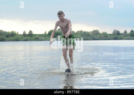 Kovrov, Russland. 15. Juni 2013. Nachbarschaften der Stadt Kovrov, See (Teich) Gidromut. Teens Schwimmen im See Stockfoto