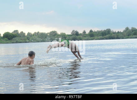 Kovrov, Russland. 15. Juni 2013. Nachbarschaften der Stadt Kovrov, See (Teich) Gidromut. Teens Schwimmen im See Stockfoto