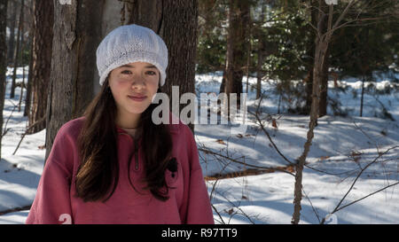 Jungen Asiatischen jugendlich in White knit Cap im Winter schnee Stockfoto