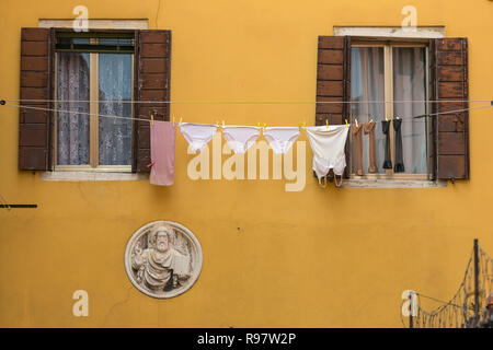 Wäscheservice hanging out eines typischen venezianischen Fassade, Venedig, Italien Stockfoto