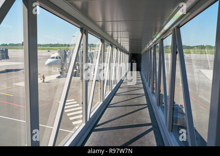 KALININGRAD, Russland - ca. Mai 2018: fluggastbrücken am Flughafen Khrabrovo Stockfoto