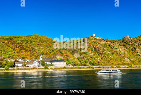 Kreuzfahrt Schiff fährt unter Burgen Sterrenberg und Liebenstein in der Rheinschlucht, Deutschland Stockfoto