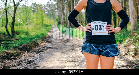 Nicht erkennbare weiblichen trail Athlet mit Startnummer posing Stockfoto