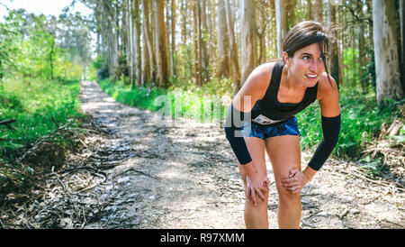 Weibliche Athleten pausieren bei einem Trail Wettbewerb Stockfoto