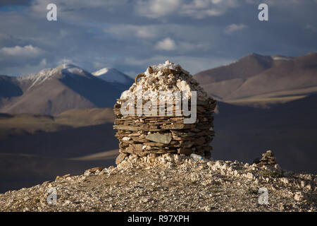 Einfacher buddhistischer Stupa aus Stein in der Nähe des Karzok Dorf und Tso Moriri See in Rupshu Tal in Ladakh, Indien Stockfoto