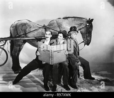 Original Film Titel: EIN TAG BEI DEN RENNEN. Englischer Titel: EIN TAG BEI DEN RENNEN. Jahr: 1937. Regie: SAM WOOD. Stars: HARPO MARX; die Marx Brothers; CHICO MARX, Groucho Marx. Credit: MGM /Album Stockfoto