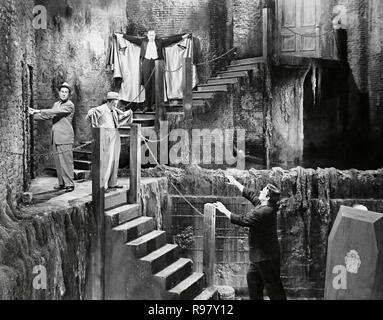 Original Film Titel: Abbott und Costello TREFFEN FRANKENSTEIN. Englischer Titel: Abbott und Costello TREFFEN FRANKENSTEIN. Jahr: 1948. Regisseur: Charles Barton. Stars: DRACULA; Bela Lugosi; Bud Abbott und Lou Costello. Quelle: UNIVERSAL INTERNATIONAL/Album Stockfoto