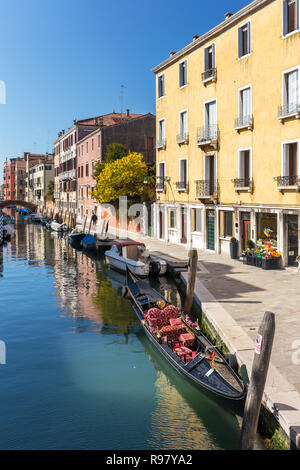 Geparkt Gondel wartet auf Touristen an der Seite Kanal in Venedig, Italien Stockfoto