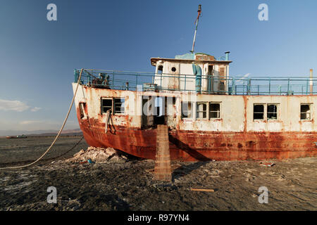 Schiffbruch in Urmia See - Sharafkhaneh Port Stockfoto