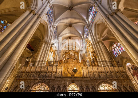 Toledo, Spanien - 16. Dezember 2018: das Innere der Kathedrale von Toledo in der historischen, mittelalterlichen Stadt Toledo, Spanien Stockfoto