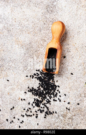 Schwarze Sesamsamen in Holz- schaufel Stockfoto