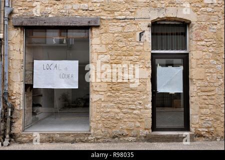 Shop in einem kleinen Dorf in Frankreich. (Text der Fenster in französischer Sprache "Lokale a louer" Shop zu lassen) Stockfoto