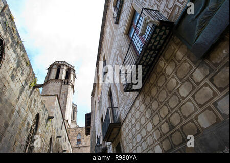 Reich verzierte alte Gebäude im Gotischen Viertel, Barcelona, Spanien Stockfoto