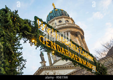 Eingang willkommen im Zeichen der Gendarmenmarkt Weihnachtsmarkt in Berlin, Deutschland. Einer der berühmtesten Weihnachtsmarkt in Europa Stockfoto