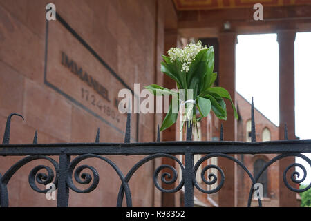 Kaliningrad, Russland - 18. Mai 2016: Blumenstrauß aus Lilien auf dem Tal auf dem metallzaun von Kants Stockfoto