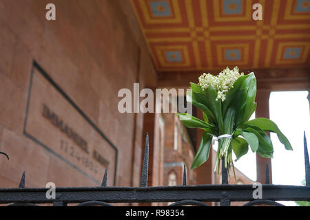 Kaliningrad, Russland - 18. Mai 2016: Blumenstrauß aus Lilien auf dem Tal auf dem metallzaun von Kants Stockfoto