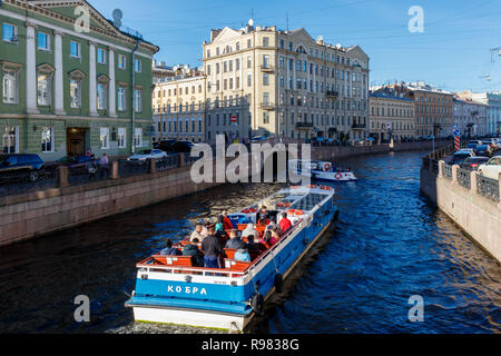 Touristische Boot auf den Kanälen von St. Petersburg, Russland. Stockfoto