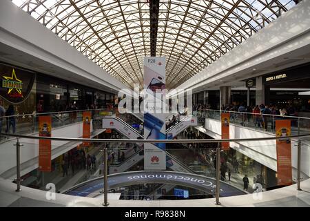 Centro Comercial Gran Estacion, Einkaufszentrum Mall, Menschen sind Einkaufsmöglichkeiten und Restaurants unter dem Oberlicht im Dach der Mall in Bogotá, Kolumbien. Stockfoto
