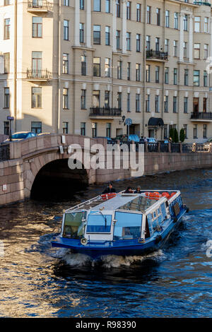 Touristische Boot auf den Kanälen von St. Petersburg, Russland. Stockfoto