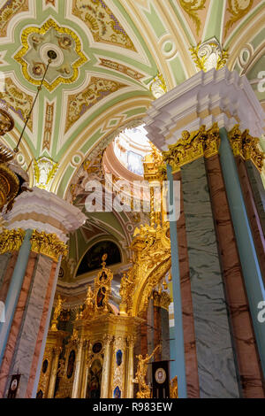 Innenraum der Heiligen Peter und Paul Kathedrale in Peter und Paul Festung auf Hare Island, St. Petersburg, Russland. Ruhestätte der Könige. Stockfoto
