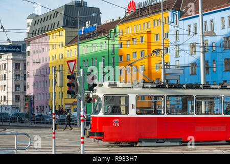 Straßenbahnen auf der Wiedner GŸrtel in der Nähe von Hauptbahnhof, Wien, Österreich. Stockfoto