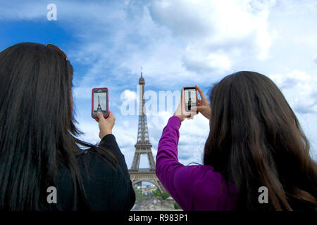 Touristen fotografieren Eiffelturm mit seinem Smartphone, Paris, Ile de France, Frankreich Stockfoto