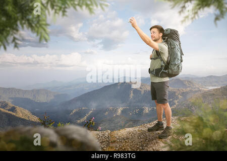 Wanderer eine selfie vor einem tropischen Bergpanorama Stockfoto