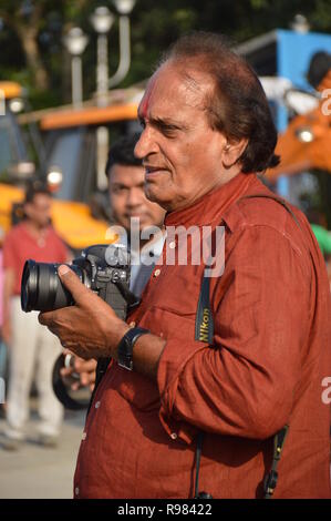 Veteran der Fotojournalist Raghu Rai während der Durga Idol Immersion Zeremonie (b 1942) an Baje Kadamtala Ghat der Fluss Hooghly in Kolkata, Indien Stockfoto