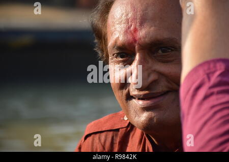 Veteran der Fotojournalist Raghu Rai während der Durga Idol Immersion Zeremonie (b 1942) an Baje Kadamtala Ghat der Fluss Hooghly in Kolkata, Indien Stockfoto