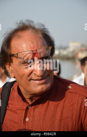 Veteran der Fotojournalist Raghu Rai während der Durga Idol Immersion Zeremonie (b 1942) an Baje Kadamtala Ghat der Fluss Hooghly in Kolkata, Indien Stockfoto