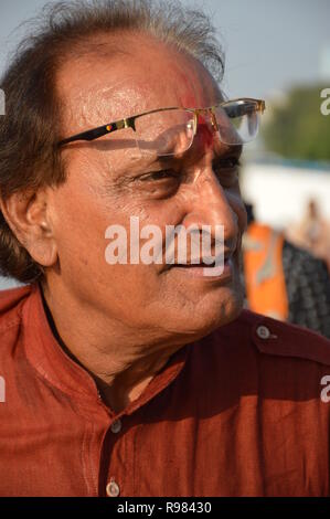 Veteran der Fotojournalist Raghu Rai während der Durga Idol Immersion Zeremonie (b 1942) an Baje Kadamtala Ghat der Fluss Hooghly in Kolkata, Indien Stockfoto