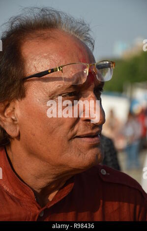 Veteran der Fotojournalist Raghu Rai während der Durga Idol Immersion Zeremonie (b 1942) an Baje Kadamtala Ghat der Fluss Hooghly in Kolkata, Indien Stockfoto