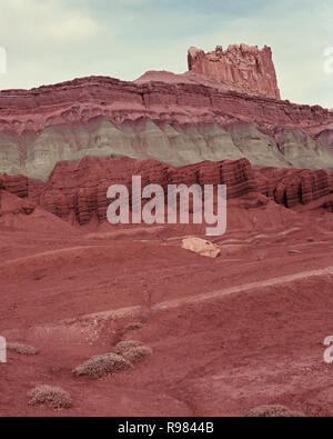 Die grau-grünen Chinle Formation ist ein auffallender Kontrast zu den roten Schichten oben und unten. Die Burg in der Nähe des Capitol Reef Visitor Centre ist eine der Stockfoto