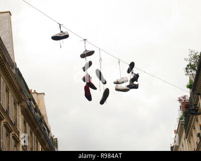 Sneakers hängt über eine Straße in Paris, Frankreich Stockfoto