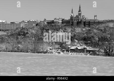 Winterlandschaft von der Georgetown University in Schwarz und Weiß in Washington DC, USA. Ein Vorort der US-Hauptstadt nach dem Schneesturm. Stockfoto