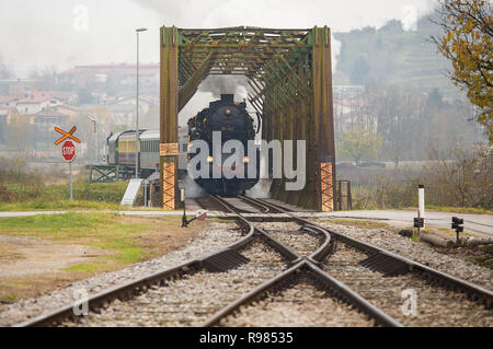 Alten Dampfzug der Überquerung der Vipava Brücke in Nova Gorica, Slowenien, Europa. Stockfoto