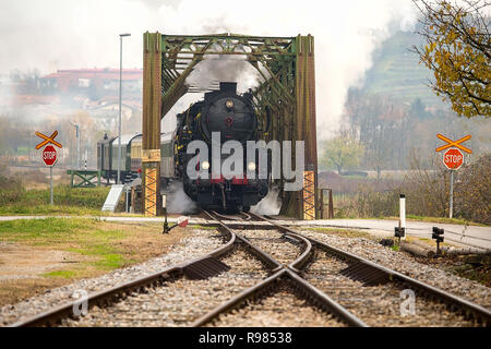 Alten Dampfzug der Überquerung der Vipava Brücke in Nova Gorica, Slowenien, Europa. Stockfoto