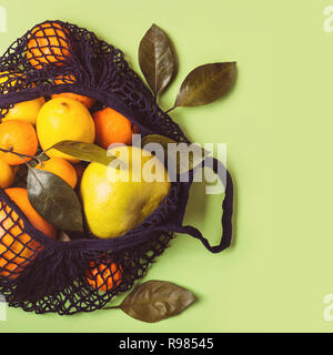 Schwarzer Stoffbeutel mit bunten Früchten. Gesunde Ernährung und null Abfall Konzept. Stockfoto