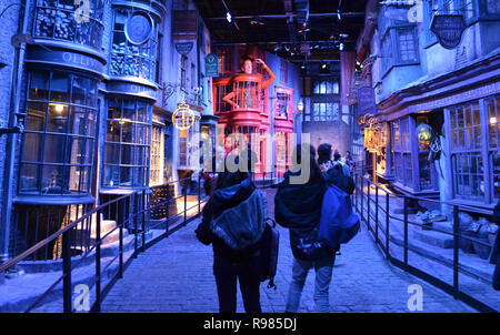 Mädchen zu Fuß durch die Winkelgasse, in der Harry Potter in Leavesden Studios, London, UK Stockfoto