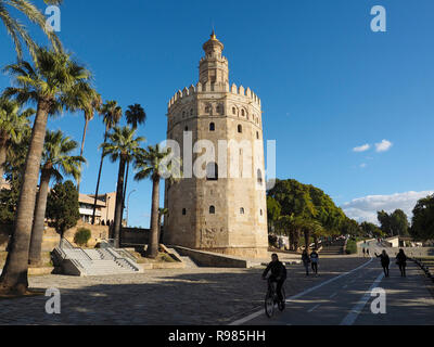 Die Torre del Oro oder Goldenen Turm am Ufer des Guadalquivir Flusses im Herzen von Sevilla, Andalusien, Spanien Stockfoto