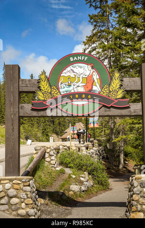 BANFF, Alberta, Kanada - Juni 2018: Holz- Schild an der etnrance zu den heißen Quellen von Banff, wo Thermalwasser an die Oberfläche steigt durch Stockfoto